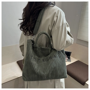 Sac fourre-tout en velours côtelé vert olive avec broderie et bandoulière amovible