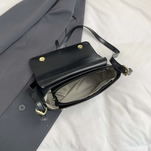 Sac bandoulière en cuir noir classique avec détails dorés et intérieur spacieux