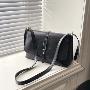 Sac à épaule vintage en cuir ciré noir pour femmes avec boucle métallique dorée en U