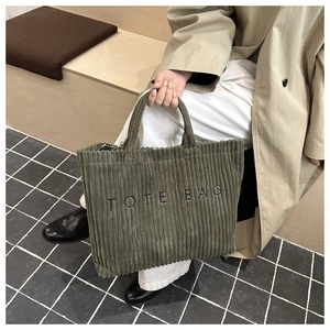 Détail du sac cabas en velours côtelé vert armée avec lettrage TOTE BAG brodé en noir