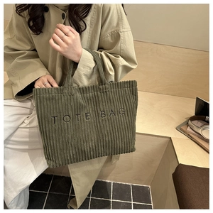 Détail du cabas en velours côtelé vert avec broderie TOTE BAG en décor de style