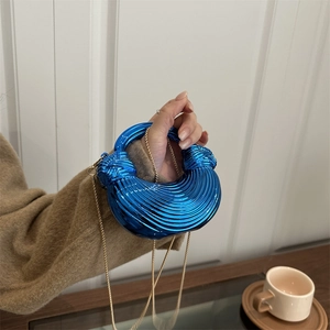 Sac croissant bleu métallisé avec texture plissée et bandoulière chaîne dorée