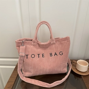 Sac fourre-tout en velours côtelé rose avec texte brodé noir et bandoulière réglable