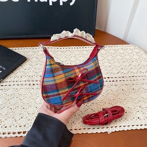 Borsa a tracolla scozzese a mezzaluna con fiocchi in pelle rossa e manico in pizzo