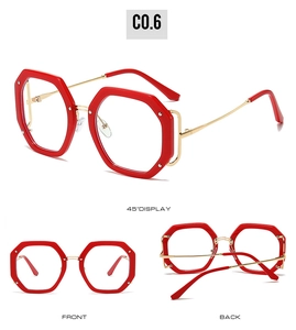 Drei Ansichten einer roten achteckigen Blaulichtbrille mit Nieten und goldenen Bügeln