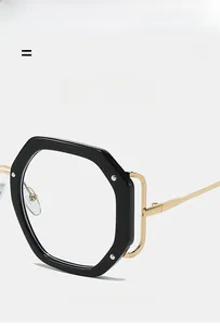 Detail der Polygon-Brille mit Blaulichtfilter, Goldmetallbügeln und superelastischem Scharnier