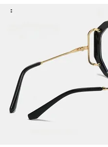 Makroaufnahme der ergonomischen Bügel mit goldener Metallverbindung und Schwarz