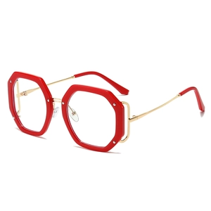Retro-Brille mit achteckigem rotem Rahmen und goldenen Metallbügeln aus 45-Grad-Winkel