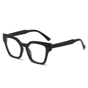 Klassische schwarze Oversize-Cateye-Brille mit klaren Gläsern in der 45-Grad-Perspektive