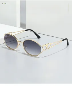 Détail de lunettes Y2K avec branches uniques en métal doré en forme de cœur évidé