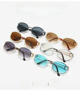 Détail macro de lunettes Y2K avec monture métallique et découpe en cœur sur les branches