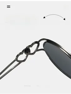Détail de lunettes de soleil noires avec branches creuses double cœur et charnières robustes