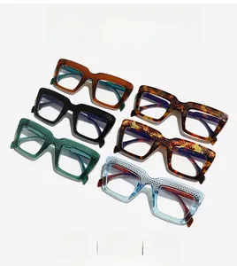 Detail der übergroßen quadratischen Brille mit Rautenmuster an den Bügeln in sechs Farben