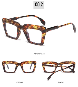 Detailansicht der quadratischen Brille mit Schildpattmuster und Gittergravur