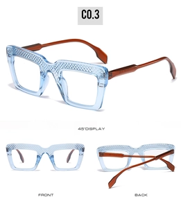 Detailansicht der quadratischen blauen Brille mit Rautenmuster und braunen Bügeln