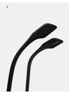 Makroaufnahme ergonomisch geschwungener Brillenbügel an schwarzer quadratischer Brille