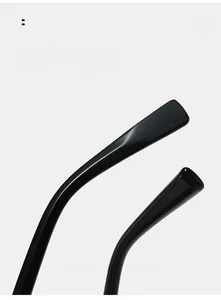 Detail of curved eyeglass temples for comfortable wear with a glossy black finish