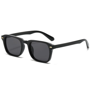 Klassische Vintage-Sonnenbrille mit schwarzem Rahmen und goldenen Verzierungen