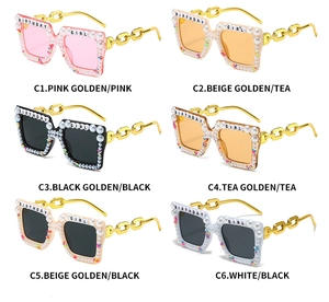 Détails multicolores des lunettes de soleil carrées à perles avec branches en chaîne dorée