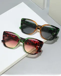 Détail de lunettes de soleil œil de chat avec montures écaillées et verres dégradés