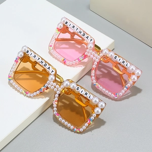 Lunettes De Soleil Carrées Birthday Girl Avec Künstliche Perles Branches En Chaîne UV400 Mode De Fête Décorative Pour Femmes
