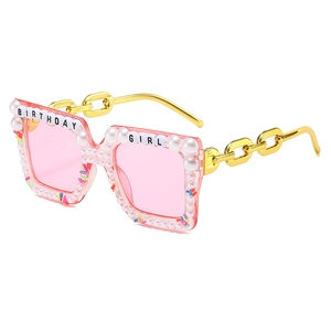 Lunettes roses carrées avec perles et lettrage Birthday Girl sur branches dorées