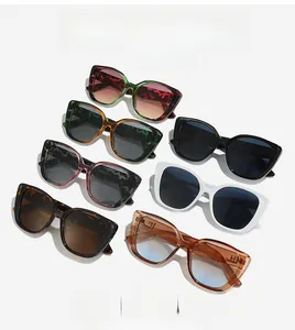 Lunettes de soleil œil de chat en plusieurs couleurs avec des verres dégradés
