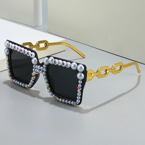 Lunettes de soleil carrées Birthday Girl avec perles et branches chaîne dorée