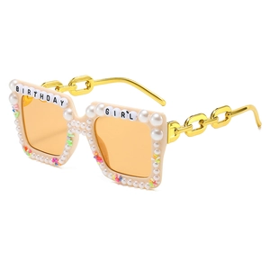 Lunettes de soleil carrées Birthday Girl avec perles et branches chaîne dorée