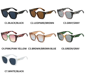 Détail de sept lunettes de soleil œil de chat oversize colorées avec logos en métal doré