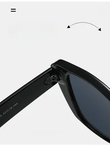 Détail de la charnière en métal argenté sur les lunettes de soleil œil-de-chat noires