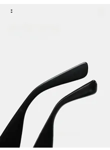 Détail des branches de lunettes incurvées avec finition brillante pour le confort