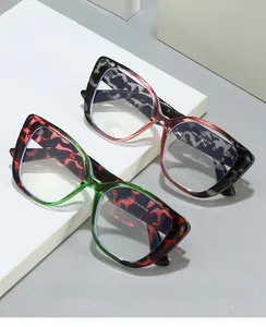 Dettaglio occhiali cat-eye con trama leopardata e specifiche del modello sull'asta