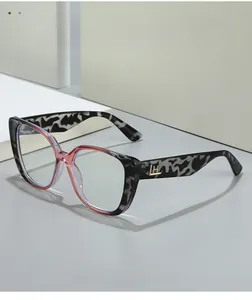 Dettaglio montatura cat-eye con motivo leopardato e sfumatura rosa delicata