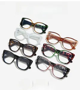 Piatto di montature cat-eye in vari colori, inclusi i motivi a tartaruga e marmo