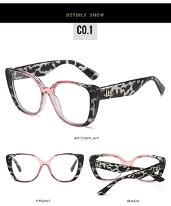 Dettaglio di montatura cat eye con motivo leopardato e aste sfumate rosa
