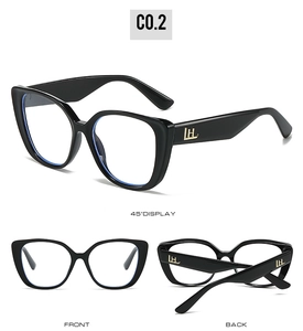 Vista dettagliata di occhiali cat-eye neri con lenti anti-luce blu e logo dorato in metallo