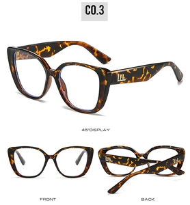 Dettagli degli occhiali cat-eye oversize tartarugati con logo dorato sulle aste