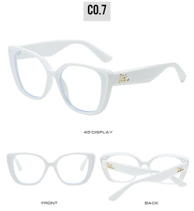 Dettagli degli occhiali cat eye bianchi con logo dorato e lenti anti luce blu