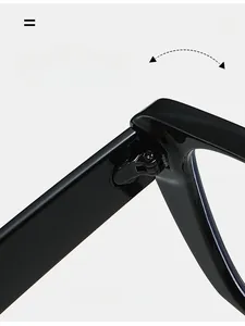 Dettaglio macro della cerniera in metallo su montatura per occhiali nera resistente