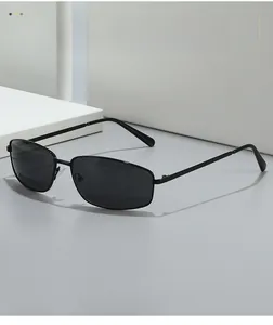 Détail de lunettes de soleil vintage en métal avec charnière de qualité et verres noirs