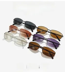 Détail de lunettes de soleil vintage à monture métallique fine en plusieurs coloris