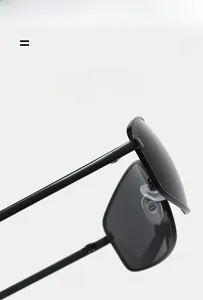 Détail de lunettes de soleil rétro en métal avec plaquettes en silicone et branches souples