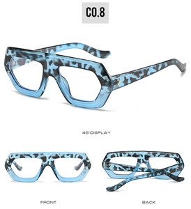 Vista da tre angolazioni di occhiali esagonali oversize con stampa leopardata blu