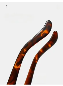 Dettaglio macro delle aste ergonomiche curve in tartaruga per occhiali alla moda