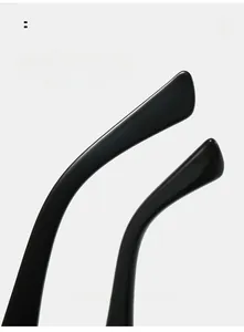 Detail view of ergonomic curved mirror legs in black resin for comfortable daily wear
