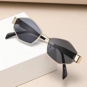 Modische sechseckige Goldmetall-Sonnenbrille mit dunklen Gläsern auf minimalistischem Ständer