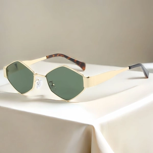 Vintage geometrische Sonnenbrille mit Goldrahmen und dunkelgrünen Gläsern auf Seide
