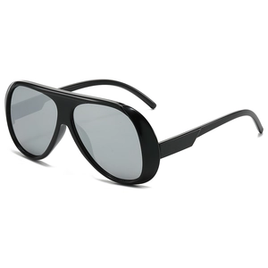 Lunettes de soleil aviateur oversize avec monture noire élégante et verres translucides