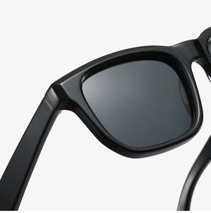 Detailaufnahme der quadratischen Acetat-Sonnenbrille mit robusten Metallscharnieren